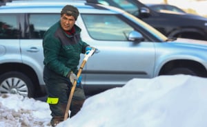 Foto: Dž. K. / Radiosarajevo.ba / Radnici KJKP Park čiste snijeg