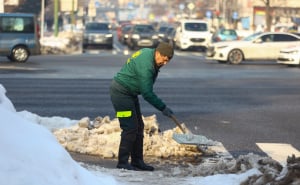 Foto: Dž. K. / Radiosarajevo.ba / Radnici KJKP Park čiste snijeg