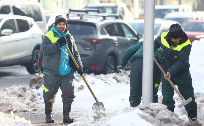 Radnici KJKP Park čiste snijeg