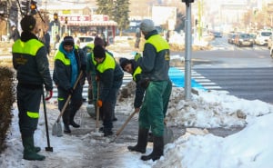 Foto: Dž. K. / Radiosarajevo.ba / Radnici KJKP Park čiste snijeg