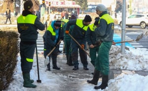 Foto: Dž. K. / Radiosarajevo.ba / Radnici KJKP Park čiste snijeg