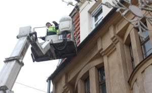 Foto: Dž. K. / Radiosarajevo.ba / Uklanjanje ledenica u Ferhadiji