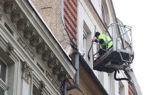 Foto: Dž. K. / Radiosarajevo.ba / Uklanjanje ledenica u Ferhadiji