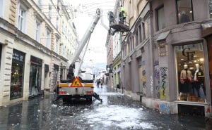 Foto: Dž. K. / Radiosarajevo.ba / Uklanjanje ledenica u Ferhadiji