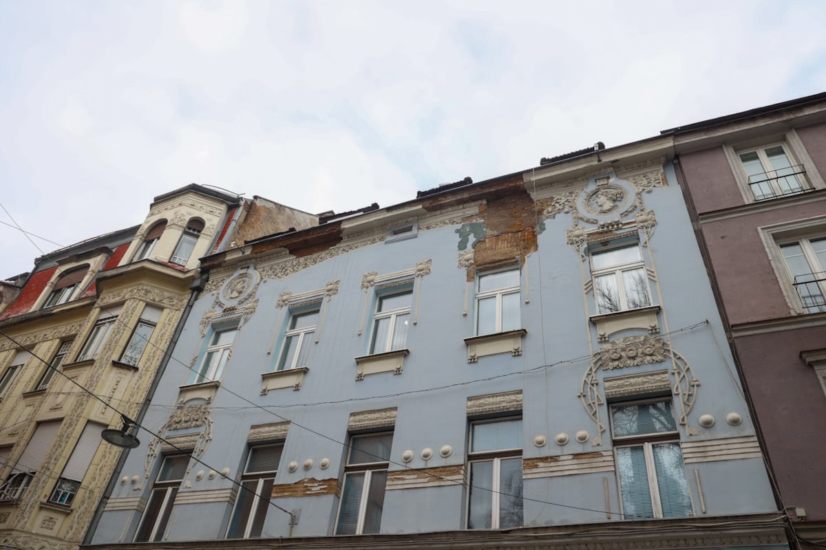 Zgrada sa koje je pala fasada u Ferhadiji