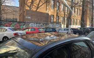 FOTO: Radiosarajevo.ba / Pao snijeg na automobil