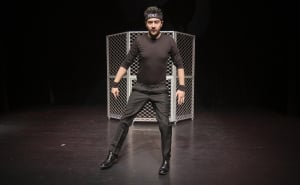 Foto: Teatar uz more / Faris Pinjo u predstavi "Pas matter"