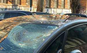 FOTO: Radiosarajevo.ba / Snijeg sa zgrade pao na automobil