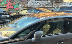 FOTO: Radiosarajevo.ba / Snijeg sa zgrade pao na automobil