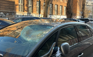 FOTO: Radiosarajevo.ba / Snijeg sa zgrade pao na automobil