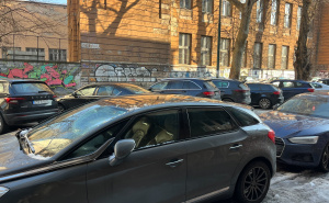 FOTO: Radiosarajevo.ba / Snijeg sa zgrade pao na automobil