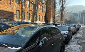 FOTO: Radiosarajevo.ba / Snijeg sa zgrade pao na automobil