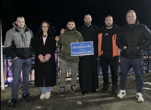 Pop Aleksandar Mladenović slikao se s grupom ljudi