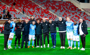 Foto: Al Faisaly FC / Ćorić i Crnogorac sa stručnim štabom i igračima