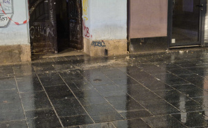 Foto: Radiosarajevo / Obrušavanje fasade u Ferhadiji