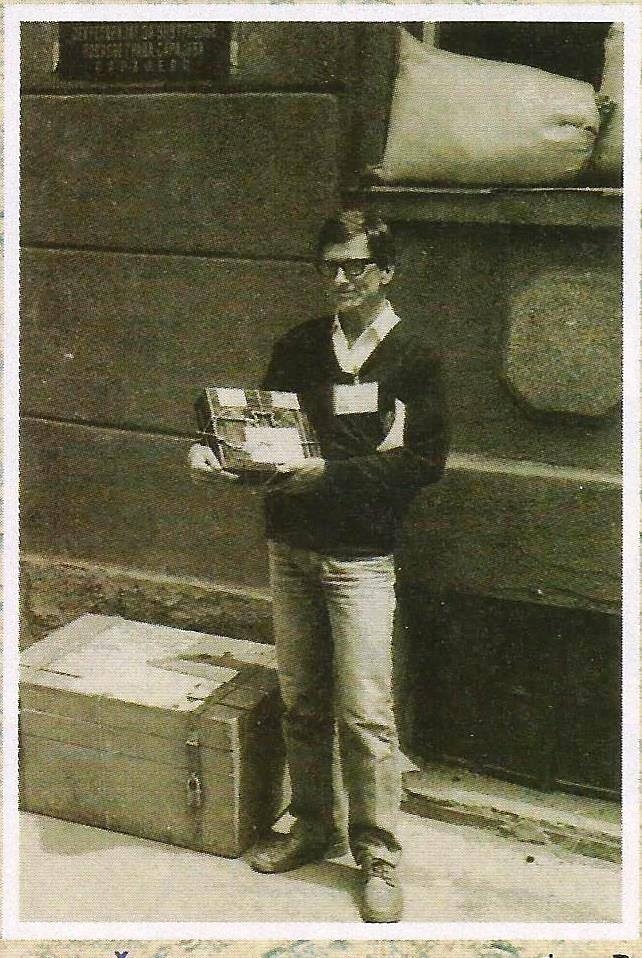 Enver Imamović sa spašenom Hagadom (Photo: Enver Imamovic)