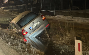 Foto: Radiosarajevo.ba / Automobil sletio s ceste u Vogošći