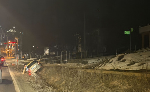 Foto: Radiosarajevo.ba / Automobil sletio s ceste u Vogošći