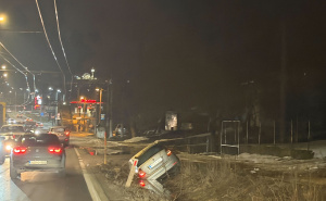 Foto: Radiosarajevo.ba / Automobil sletio s ceste u Vogošći