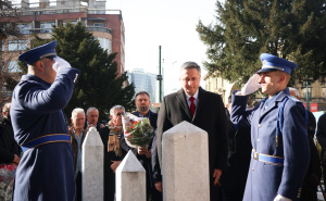 Foto: Predsjedništvo BiH / Denis Bećirović odao počast Nijazu Durakoviću
