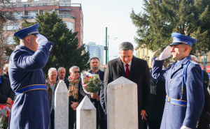 Foto: Predsjedništvo BiH / Denis Bećirović odao počast Nijazu Durakoviću