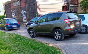 Foto: Čitatelj / Nepropisno parkiranje