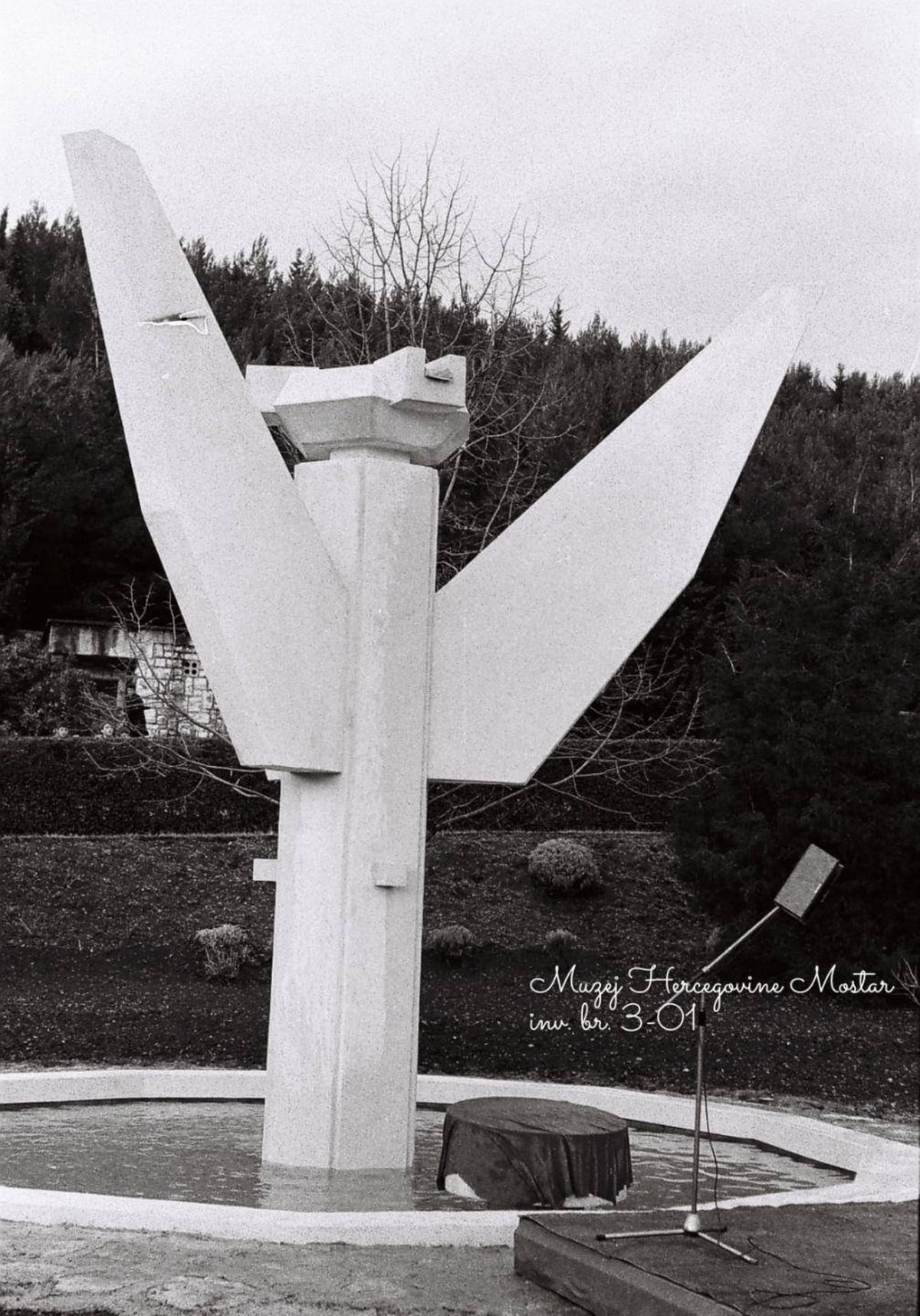 Spomenik članovima Veleža