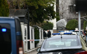 Foto: Goran Srdanov/Nova.rs / Policija ispred kuće Zdravka Čolića