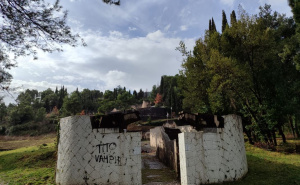 Foto: BHRT / Partizansko groblje Mostar, skrnavljenje