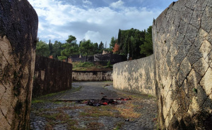 Foto: BHRT / Partizansko groblje Mostar, skrnavljenje