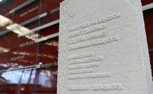 Foto: A.K./Radiosarajevo.ba / Odavanje počasti na ubijene u masakru na Markalama