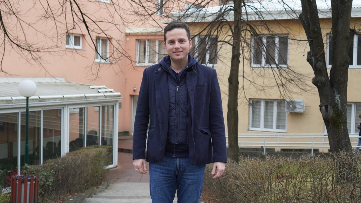 Nihad Uk ispred Studentskog doma