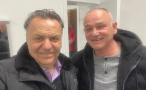 Foto: Privatni album / Osman Džiho i Fahrudin Omerović nakon predstave u Tešnju