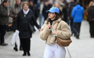 Foto: Nedim Grabovica / Radiosarajevo.ba / Baščaršija puna šetača: Turisti i dalje pristižu u srce Sarajeva