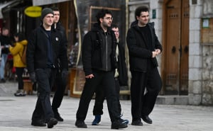 Foto: Nedim Grabovica / Radiosarajevo.ba / Baščaršija puna šetača: Turisti i dalje pristižu u srce Sarajeva