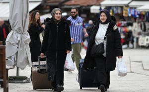 Foto: Nedim Grabovica / Radiosarajevo.ba / Baščaršija puna šetača: Turisti i dalje pristižu u srce Sarajeva