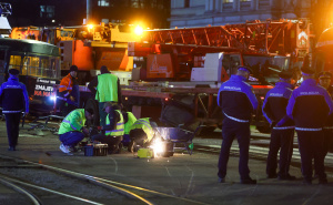 Foto: Dž. K. / Radiosarajevo.ba / Uklanjanje tramvaja sa saobraćajnice