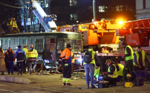 Foto: Dž. K. / Radiosarajevo.ba / Uklanjanje tramvaja sa saobraćajnice