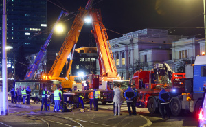 Foto: Dž. K. / Radiosarajevo.ba / Uklanjanje tramvaja sa saobraćajnice