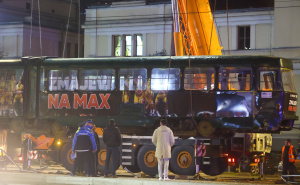 Foto: Dž. K. / Radiosarajevo.ba / Uklanjanje tramvaja sa saobraćajnice