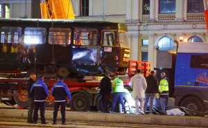 Foto: Dž. K. / Radiosarajevo.ba / Uklanjanje tramvaja sa saobraćajnice