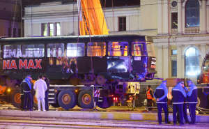 Foto: Dž. K. / Radiosarajevo.ba / Uklanjanje tramvaja sa saobraćajnice