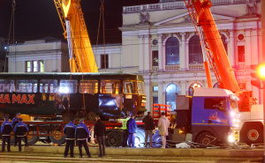 Foto: Dž. K. / Radiosarajevo.ba / Uklanjanje tramvaja sa saobraćajnice