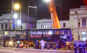 Foto: Dž. K. / Radiosarajevo.ba / Uklanjanje tramvaja sa saobraćajnice