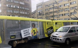 Foto: Radiosarajevo.ba / Skenderija, 9. juli 2018., tramvaj iskočio iz šina