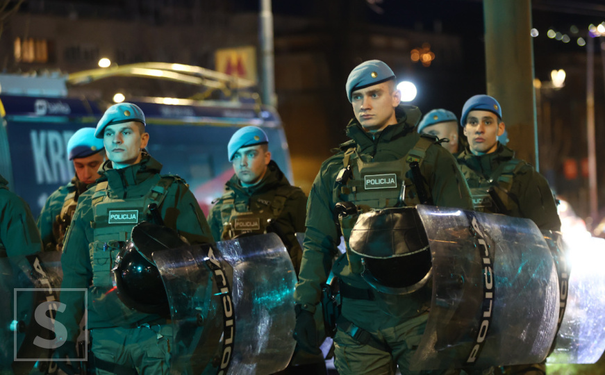 Jake policijske snage na Skenderiji