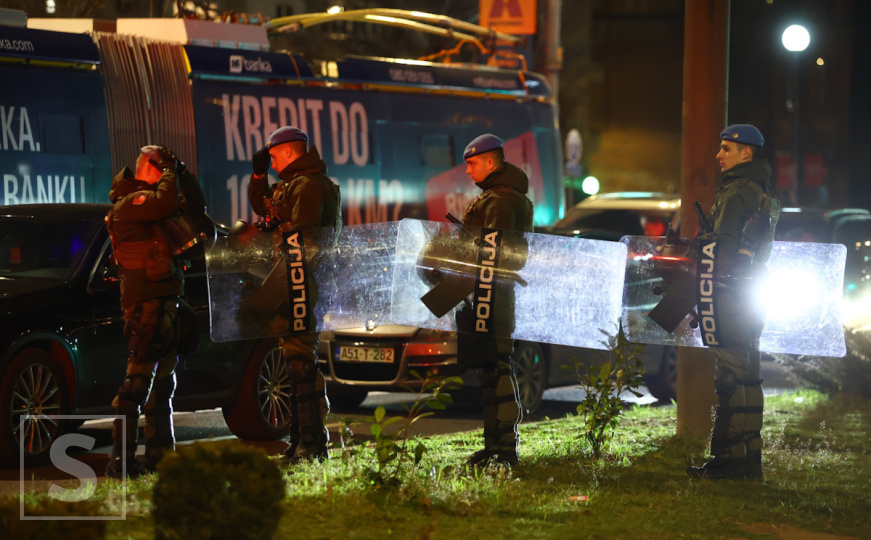 Jake policijske snage na Skenderiji