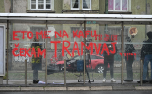 Foto: N. G. / Radiosarajevo.ba / Poruka na tramvajskoj stanici gdje je stradao Erdoan Morankić