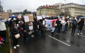 Foto: N. G. / Radiosarajevo.ba / Građani krenuli ka Općoj bolnici "Prim. dr. Abdulah Nakaš", 15. februar