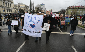 Foto: N. G. / Radiosarajevo.ba / Građani krenuli ka Općoj bolnici "Prim. dr. Abdulah Nakaš", 15. februar